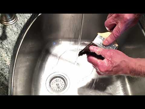 ¿Cómo se limpian los pinceles con alcohol desnaturalizado?