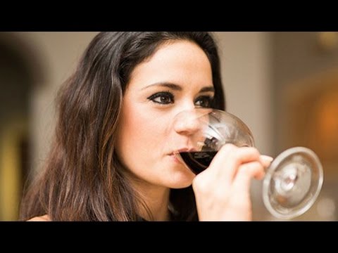 ¿Es malo beber vino de una copa de metal?