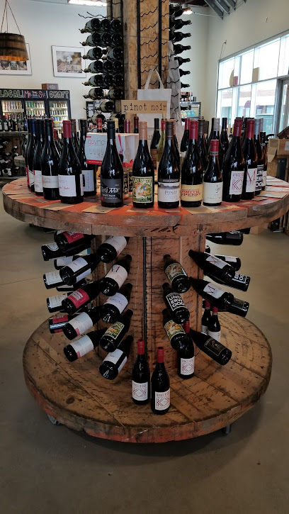 Crush Wine Beer & Spirits - Licorería en Bayshore / Klatt Crush Wine Beer & Spirits - Licorería en Bayshore / Klatt